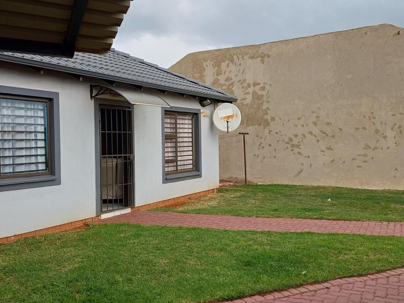 Freehold For Sale In Alberton - Photo 2