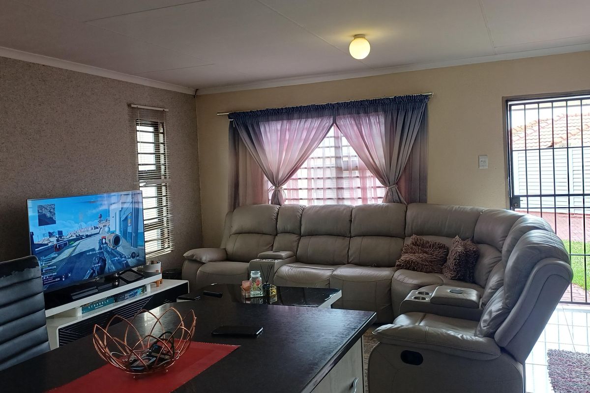 Freehold For Sale In Alberton - Photo 3