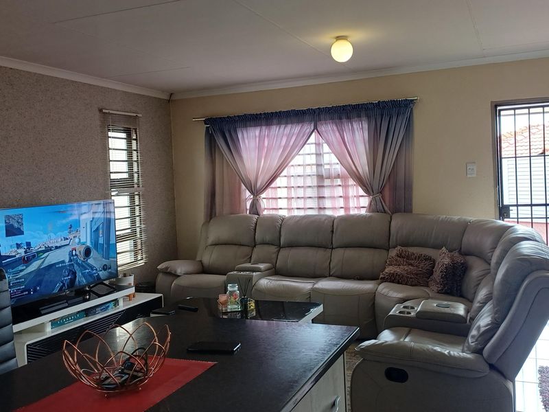 Freehold For Sale In Alberton - Photo 3