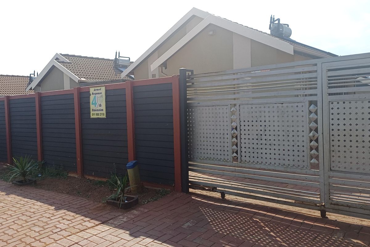 Freehold For Sale In Alberton - Photo 2