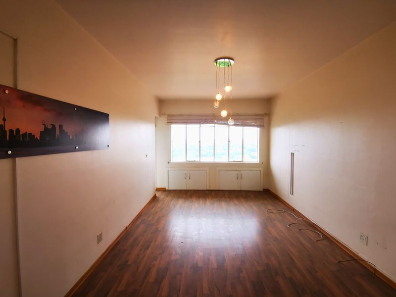 Spacious 1 Bed Retreat with Iconic Views And Investment Potential - Observatory - Photo 4