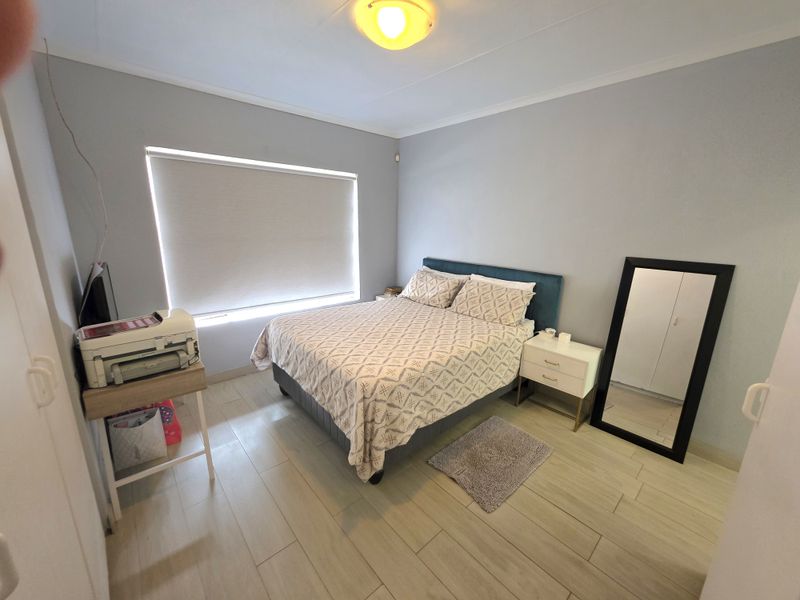 Modern living in a secure, family-friendly area! - Photo 10