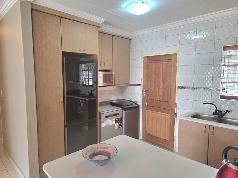 Modern living in a secure, family-friendly area! - Photo 7