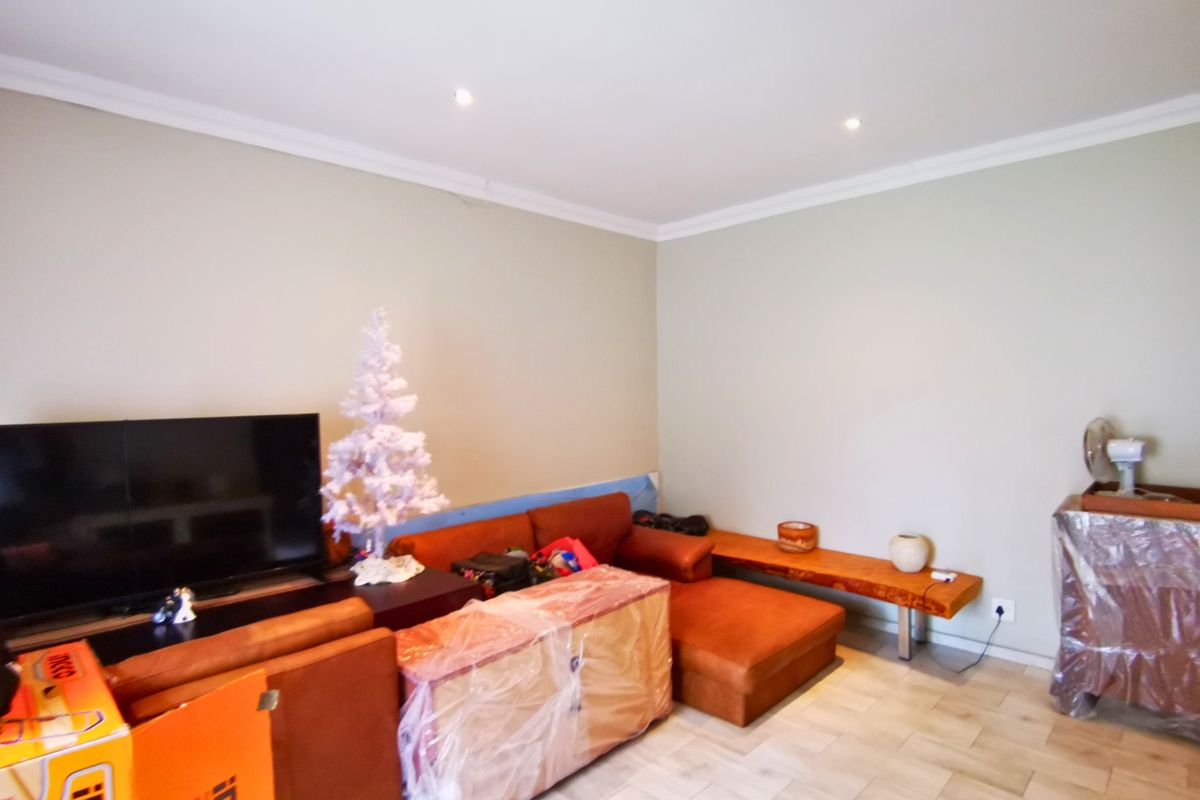 The Ultimate 3 Bed Entertainer Oasis Featuring Sky Lit Luxury and Lush Gardens in Sydenham - Photo 3