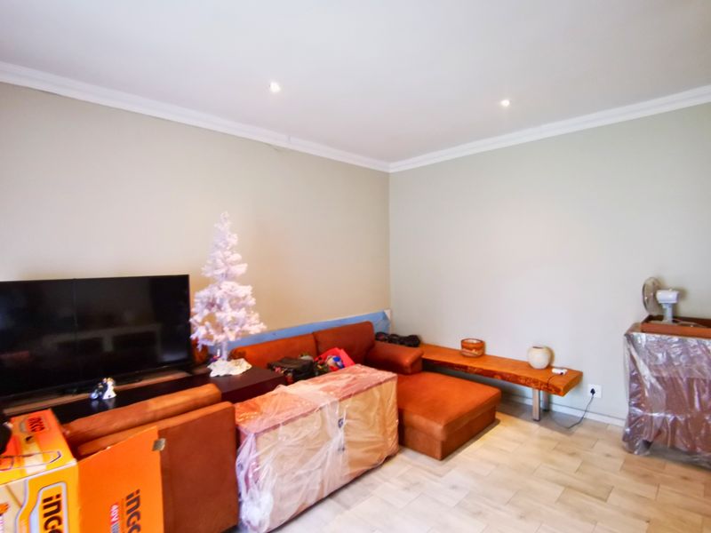 The Ultimate 3 Bed Entertainer Oasis Featuring Sky Lit Luxury and Lush Gardens in Sydenham - Photo 3