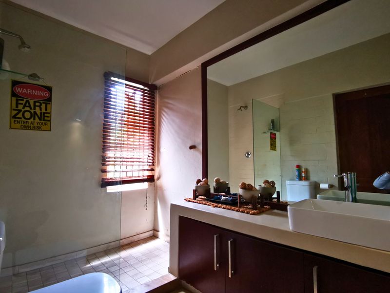 The Ultimate 3 Bed Entertainer Oasis Featuring Sky Lit Luxury and Lush Gardens in Sydenham - Photo 6