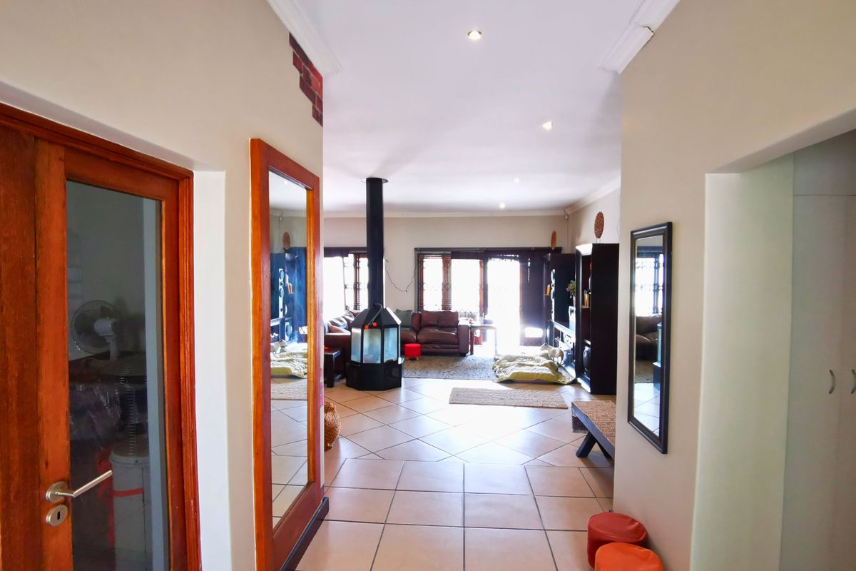 The Ultimate 3 Bed Entertainer Oasis Featuring Sky Lit Luxury and Lush Gardens in Sydenham - Photo 2