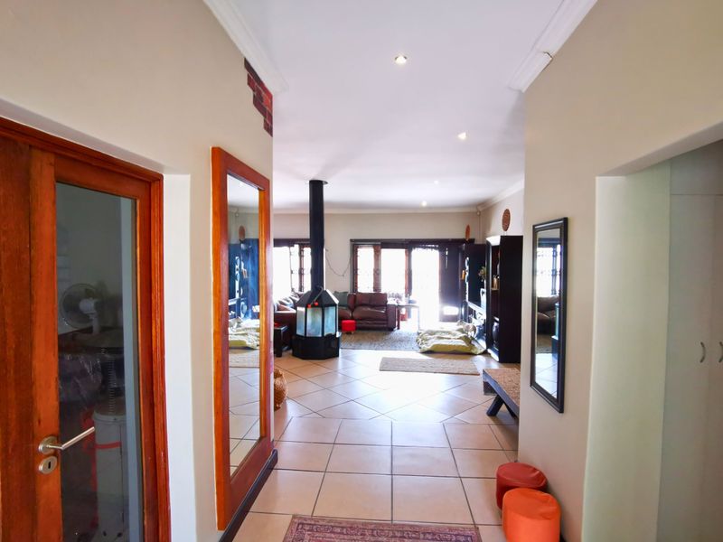 The Ultimate 3 Bed Entertainer Oasis Featuring Sky Lit Luxury and Lush Gardens in Sydenham - Photo 2