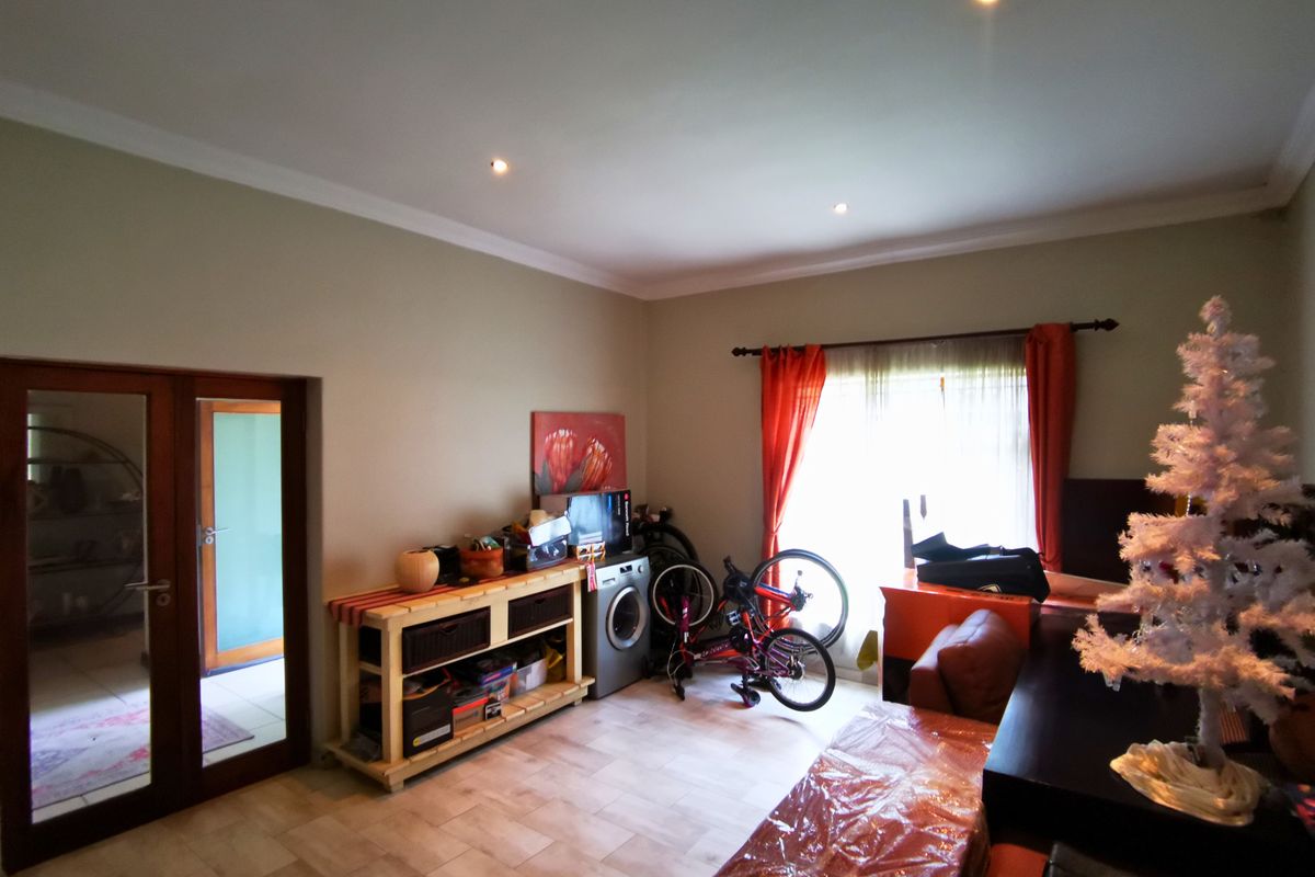 The Ultimate 3 Bed Entertainer Oasis Featuring Sky Lit Luxury and Lush Gardens in Sydenham - Photo 4