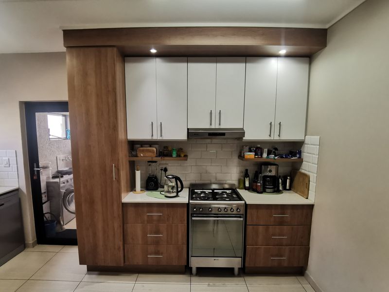 Seamlessly Stylish: Modern 2-Bedroom Living for the Kyalami Professional - Photo 4