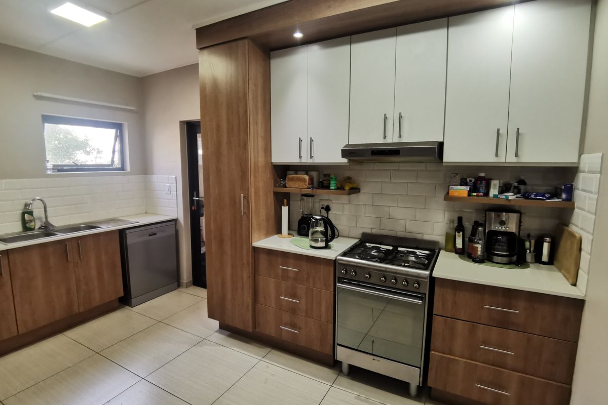 Seamlessly Stylish: Modern 2-Bedroom Living for the Kyalami Professional - Photo 3