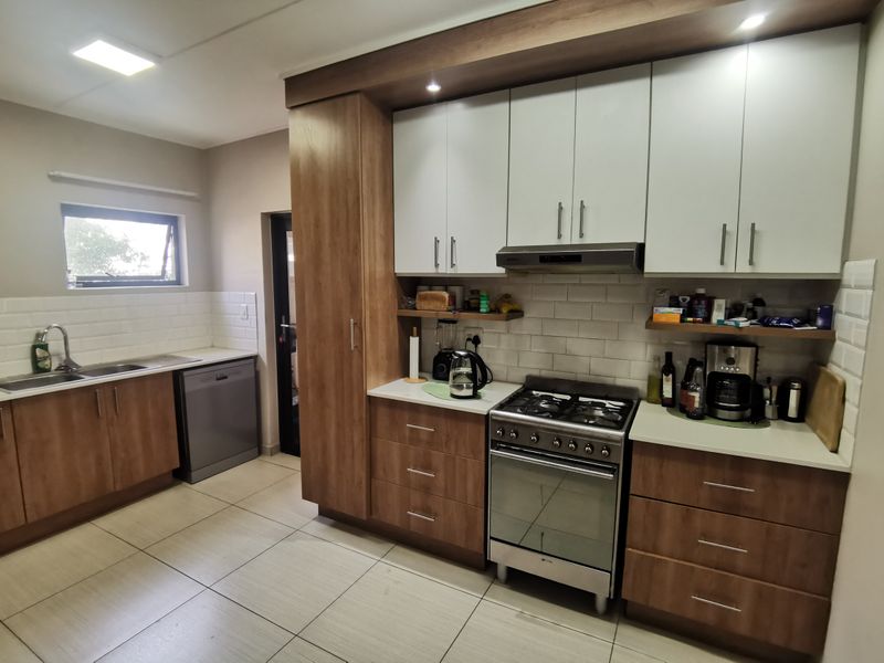 Seamlessly Stylish: Modern 2-Bedroom Living for the Kyalami Professional - Photo 3