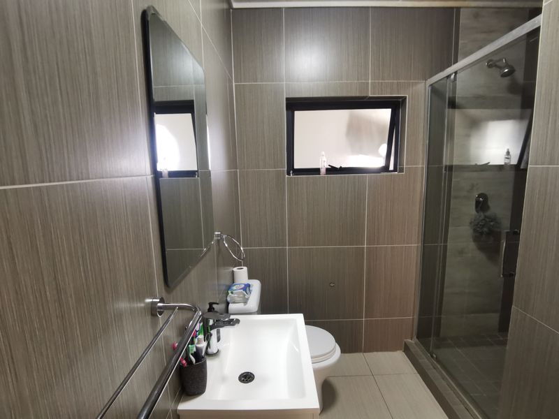 Seamlessly Stylish: Modern 2-Bedroom Living for the Kyalami Professional - Photo 10