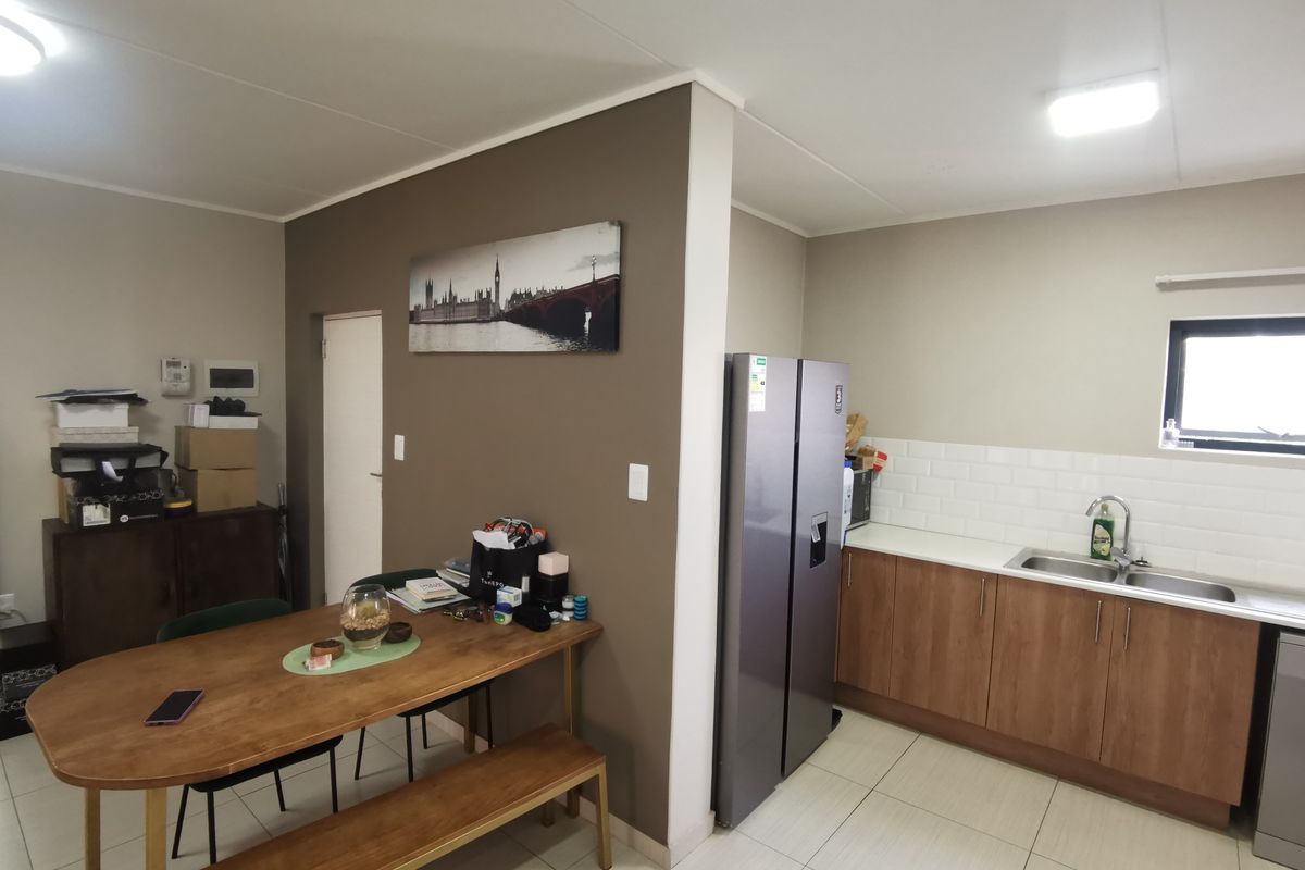 Seamlessly Stylish: Modern 2-Bedroom Living for the Kyalami Professional - Photo 5