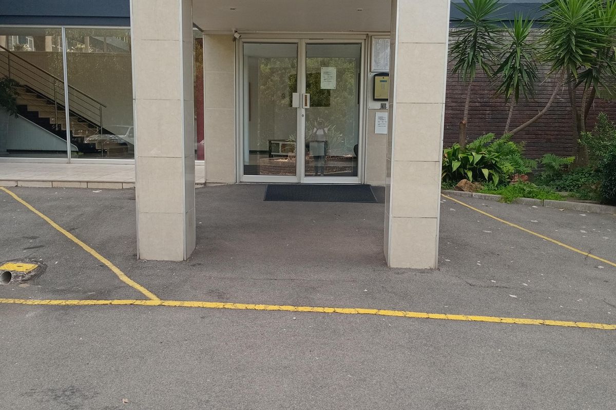 Spacious 1 bedroom 1.5  bathroom apartment. - Photo 2