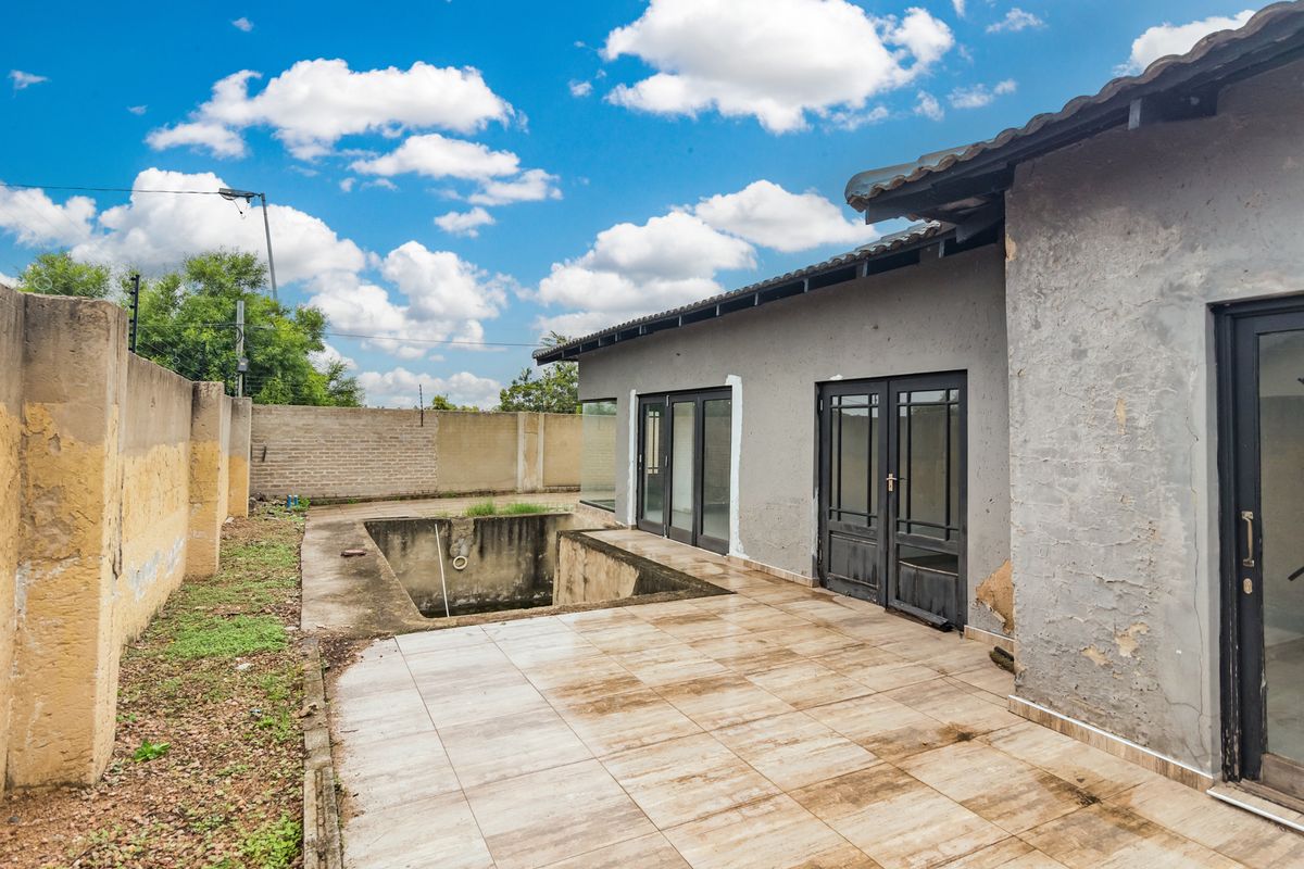 3 bedroom Freehold home in Northwold, Randburg. - Photo 5