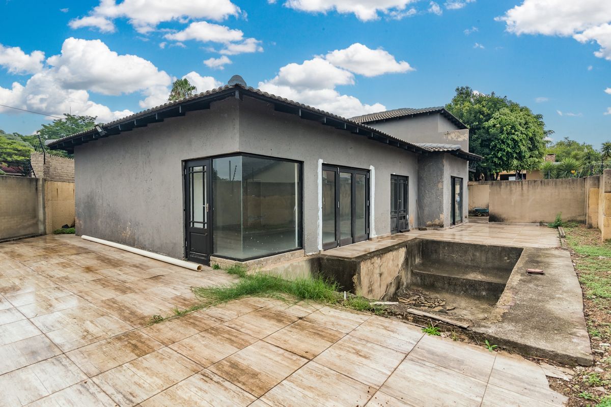 3 bedroom Freehold home in Northwold, Randburg. - Photo 4