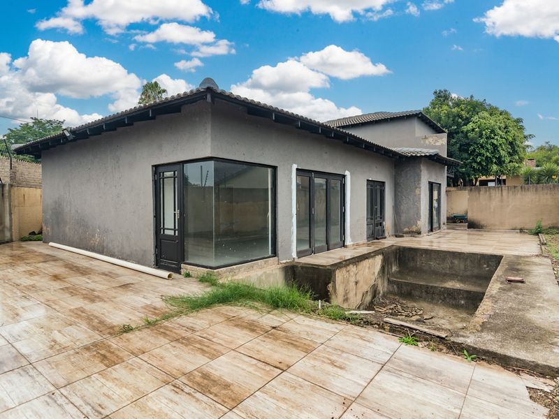 3 bedroom Freehold home in Northwold, Randburg. - Photo 4