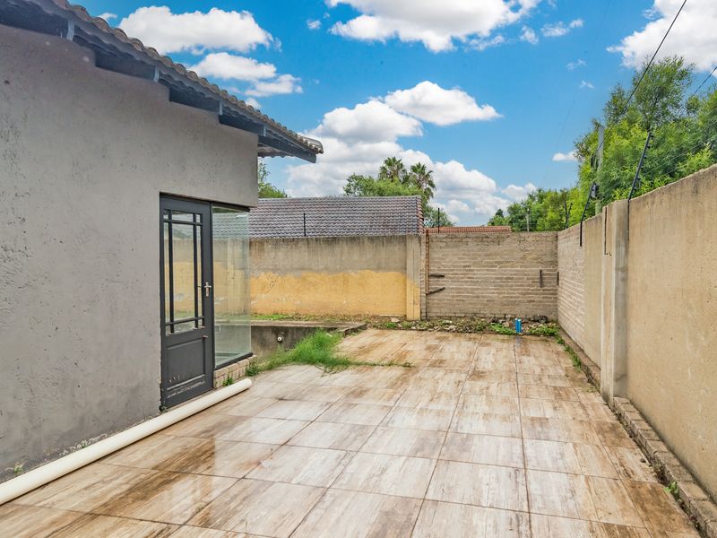 3 bedroom Freehold home in Northwold, Randburg. - Photo 2