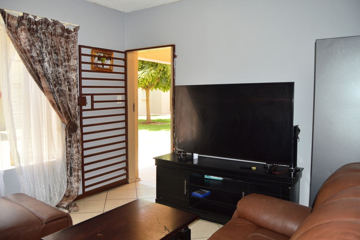 Discover luxury living in this stunning 2-bedroom ground floor apartment - Photo 4