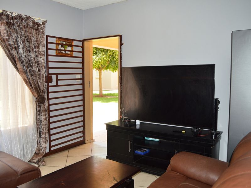 Discover luxury living in this stunning 2-bedroom ground floor apartment - Photo 4