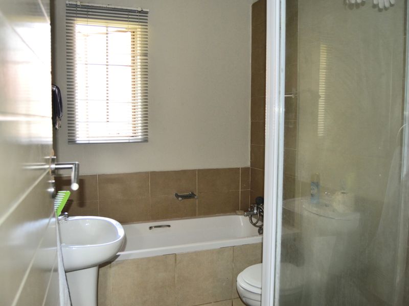 Discover luxury living in this stunning 2-bedroom ground floor apartment - Photo 9