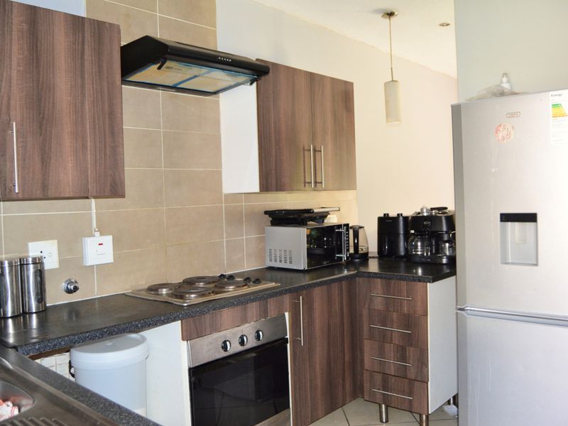 Discover luxury living in this stunning 2-bedroom ground floor apartment - Photo 3