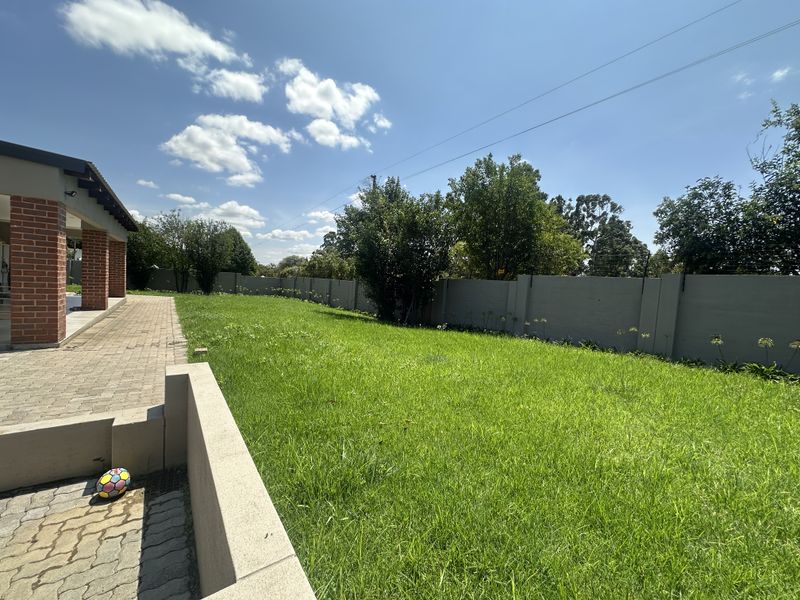 Country Living In The City - Photo 2