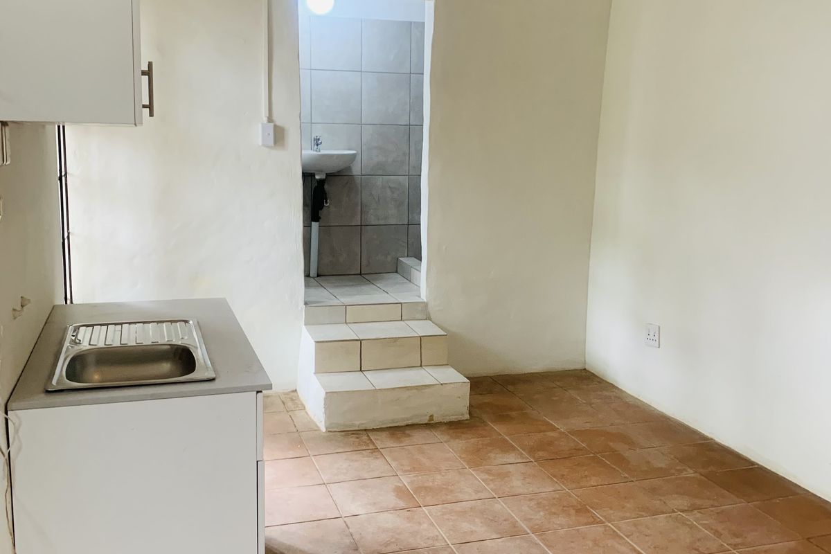 Beautiful totally renovated 1 bedroom cottage in Kensington. - Photo 2