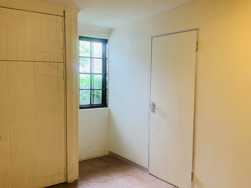 Beautiful totally renovated 1 bedroom cottage in Kensington. - Photo 10