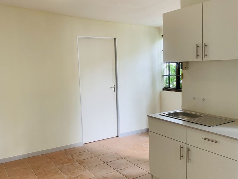 Beautiful totally renovated 1 bedroom cottage in Kensington. - Photo 6