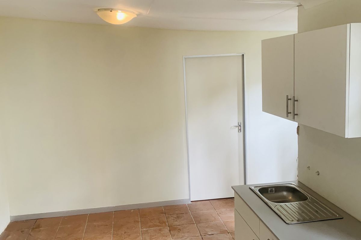 Beautiful totally renovated 1 bedroom cottage in Kensington. - Photo 3