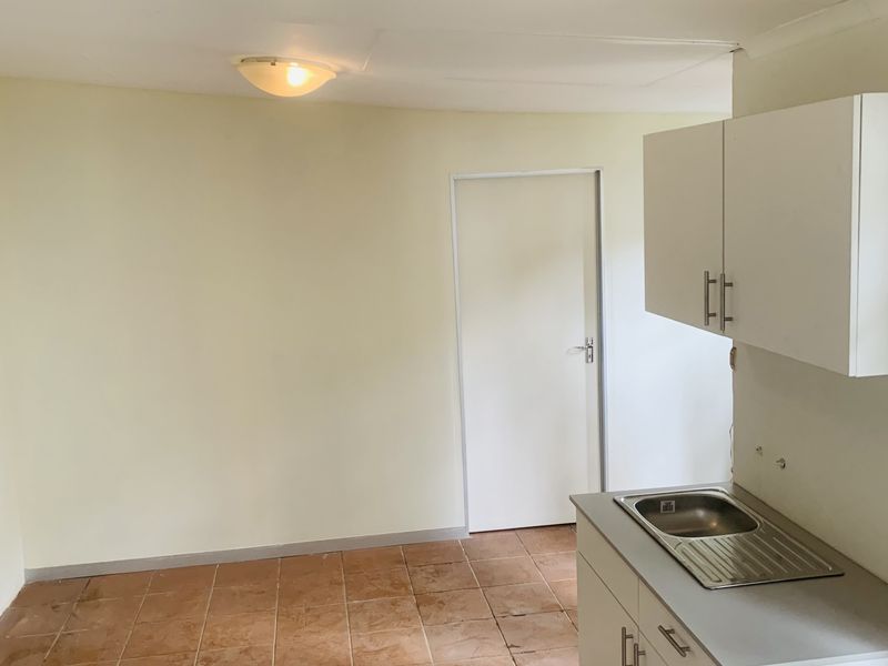 Beautiful totally renovated 1 bedroom cottage in Kensington. - Photo 3