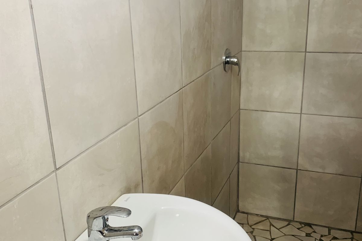 Beautiful totally renovated 1 bedroom cottage in Kensington. - Photo 5