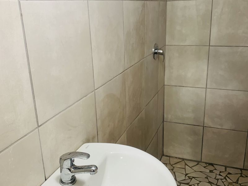 Beautiful totally renovated 1 bedroom cottage in Kensington. - Photo 5