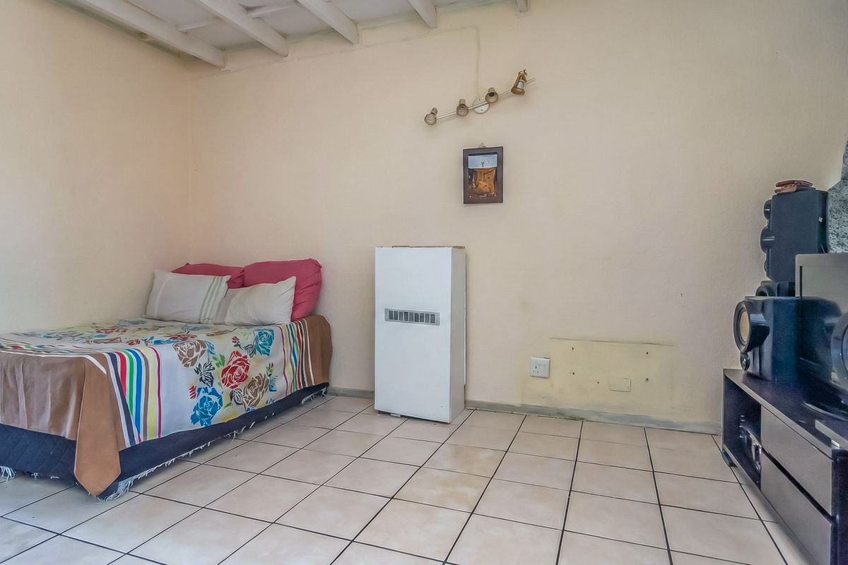 RENOVATION-READY APARTMENT OPPORTUNITY - Photo 5