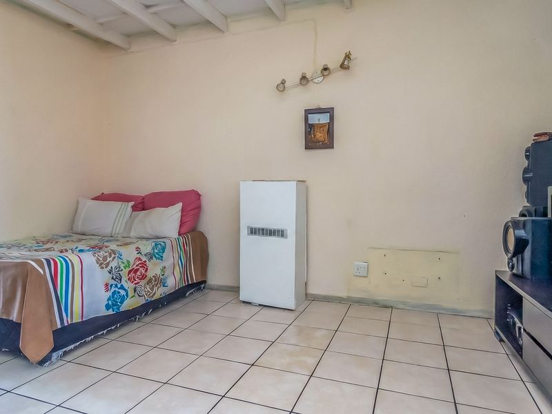 RENOVATION-READY APARTMENT OPPORTUNITY - Photo 5