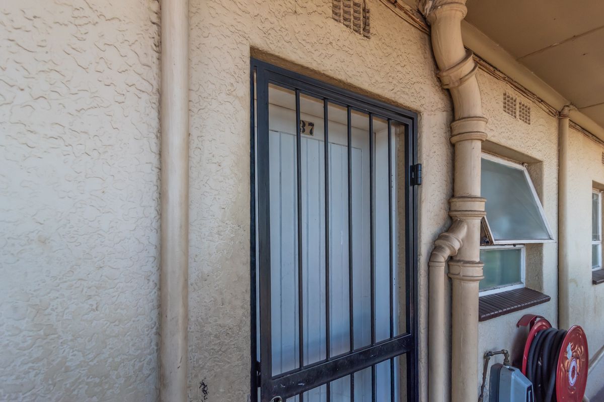 RENOVATION-READY APARTMENT OPPORTUNITY - Photo 2