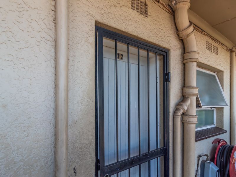 RENOVATION-READY APARTMENT OPPORTUNITY - Photo 2