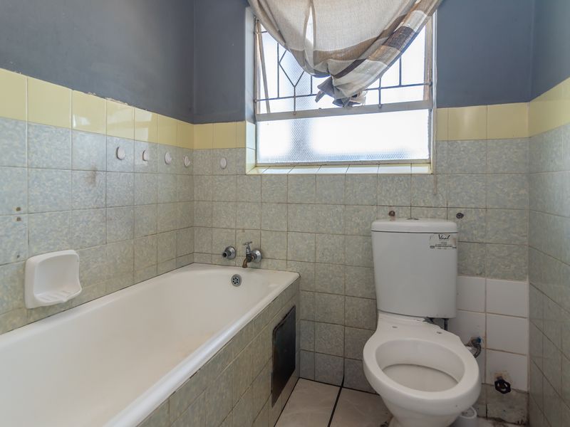 RENOVATION-READY APARTMENT OPPORTUNITY - Photo 9