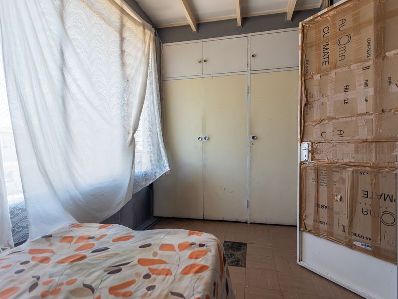 RENOVATION-READY APARTMENT OPPORTUNITY - Photo 8