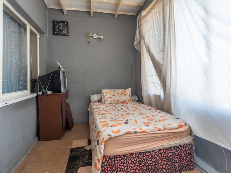 RENOVATION-READY APARTMENT OPPORTUNITY - Photo 7