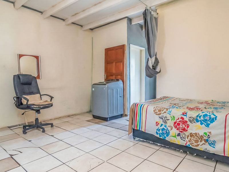 RENOVATION-READY APARTMENT OPPORTUNITY - Photo 6