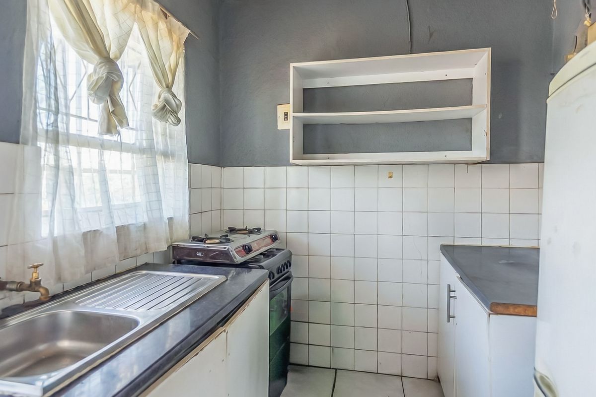 RENOVATION-READY APARTMENT OPPORTUNITY - Photo 3