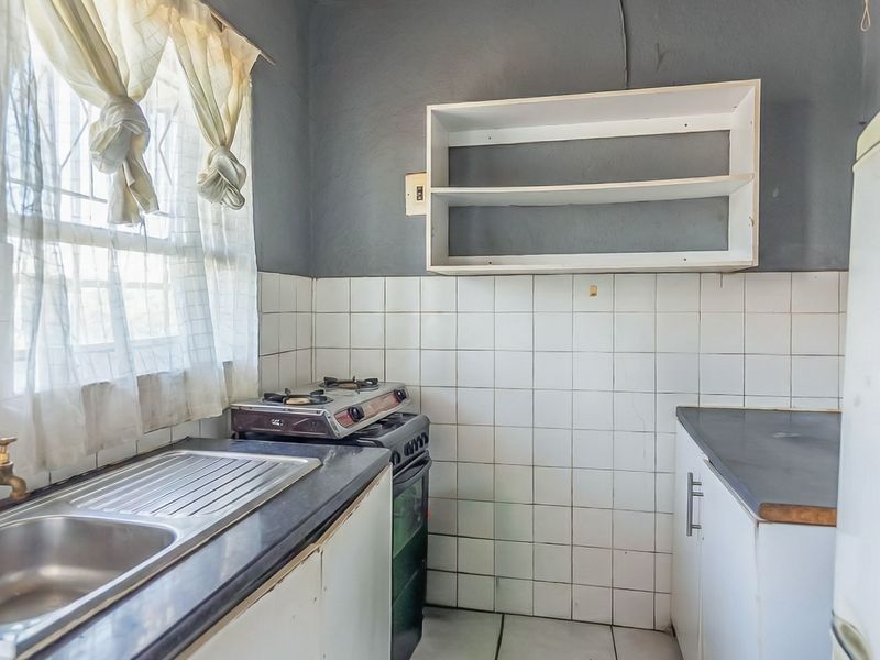 RENOVATION-READY APARTMENT OPPORTUNITY - Photo 3