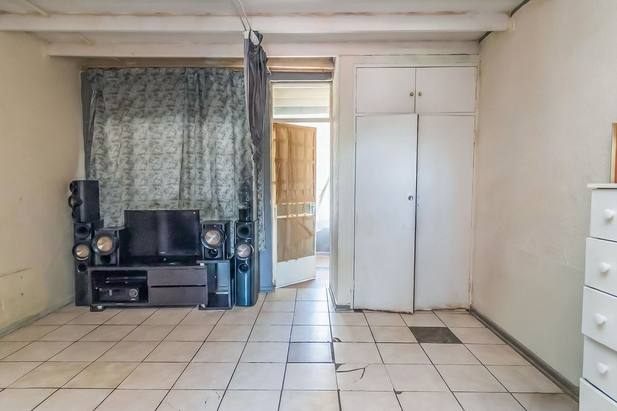 RENOVATION-READY APARTMENT OPPORTUNITY - Photo 4