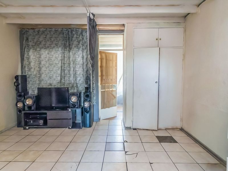 RENOVATION-READY APARTMENT OPPORTUNITY - Photo 4