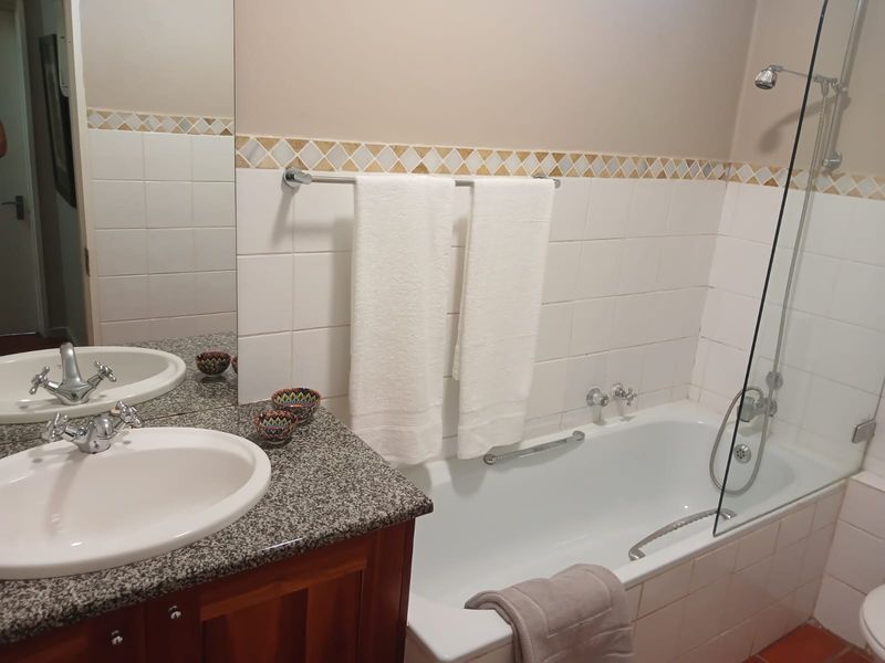 Stylish 2-bedroom apartment to let in Sandhurst, Sandton—modern living in a prime location! - Photo 10