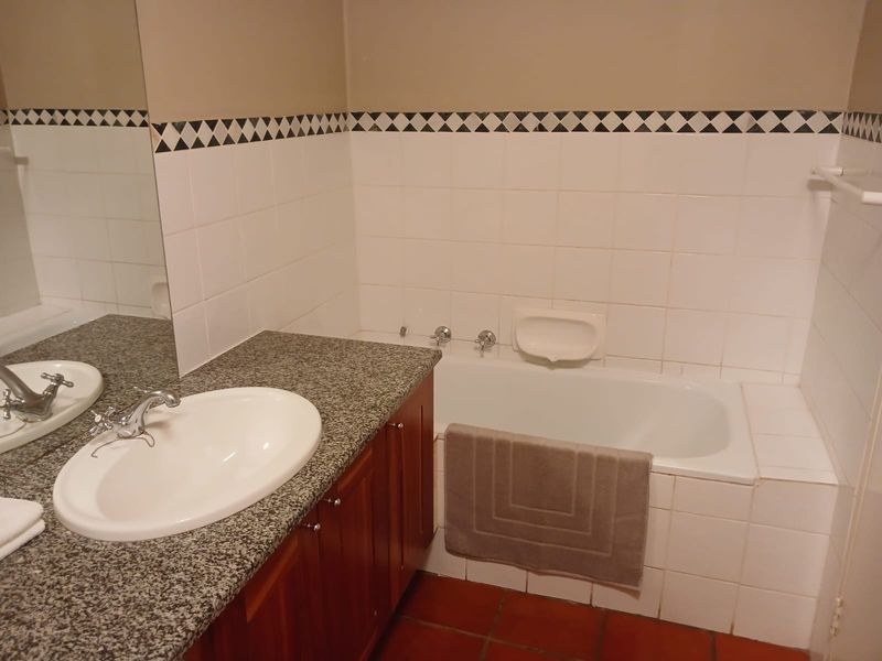 Stylish 2-bedroom apartment to let in Sandhurst, Sandton—modern living in a prime location! - Photo 4