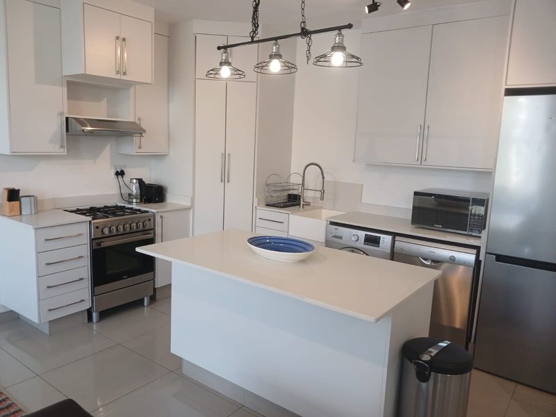 Stylish 1-bedroom apartment to let in Sandhurst, Sandton—luxury living in a prime location awaits! - Photo 5